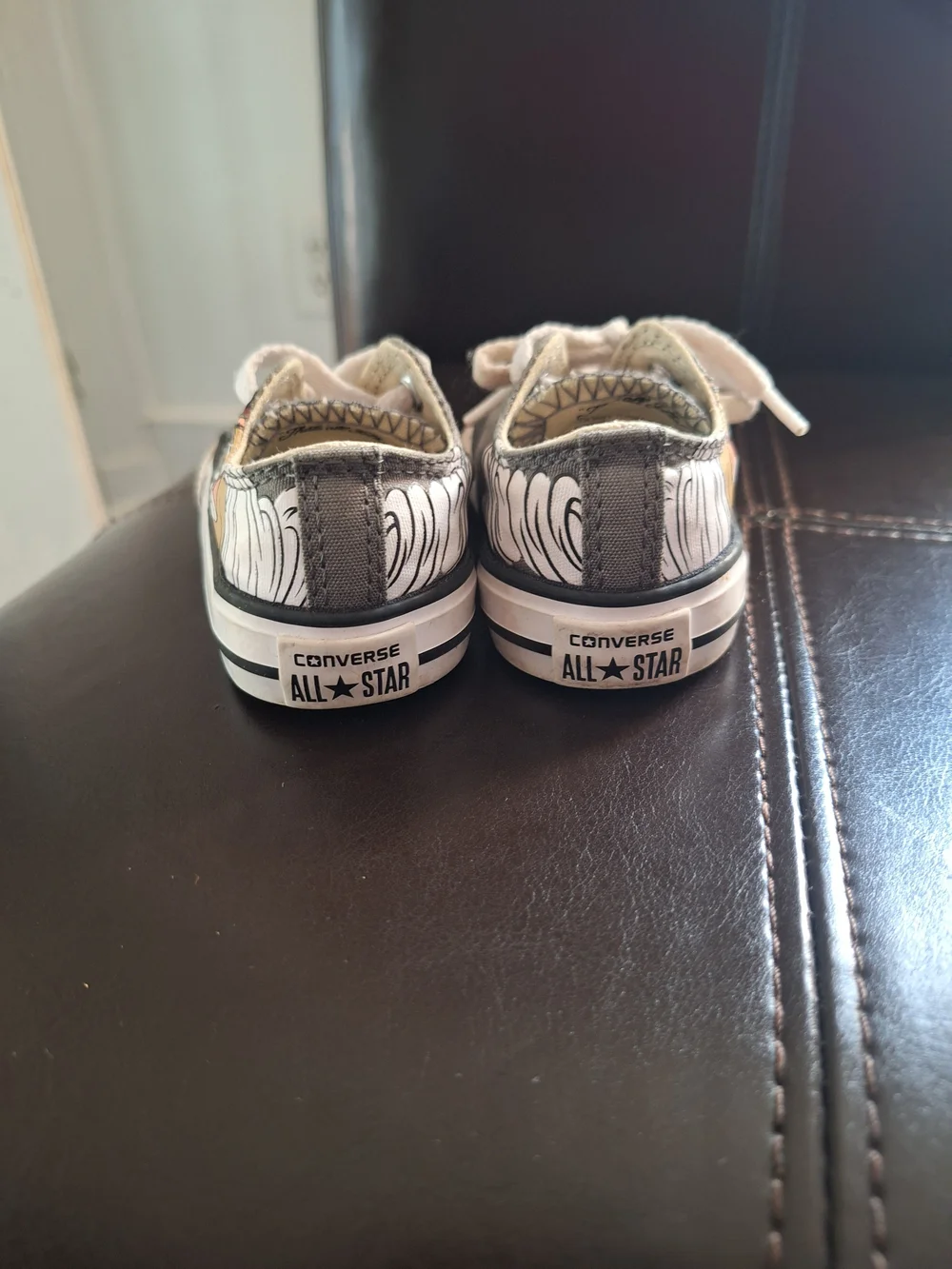 Converse Looney Tunes Gray Canvas Todler Sneakers.size 4